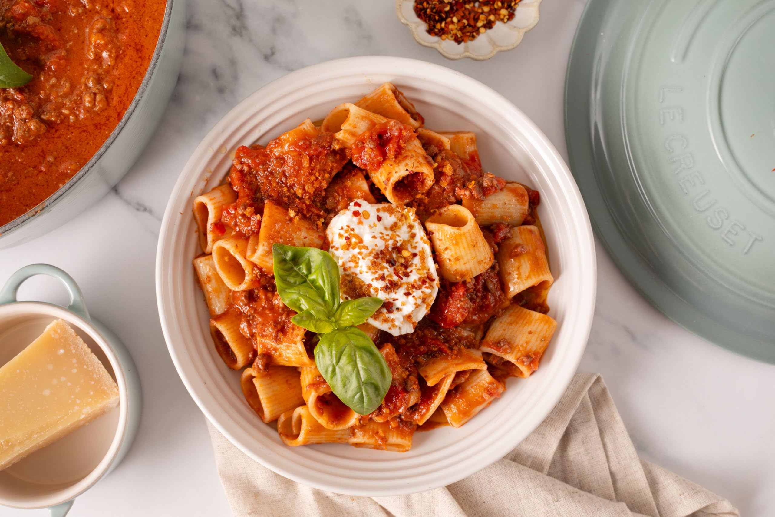 Le Creuset tazones de pasta cerise, diseño duradero para uso diario.