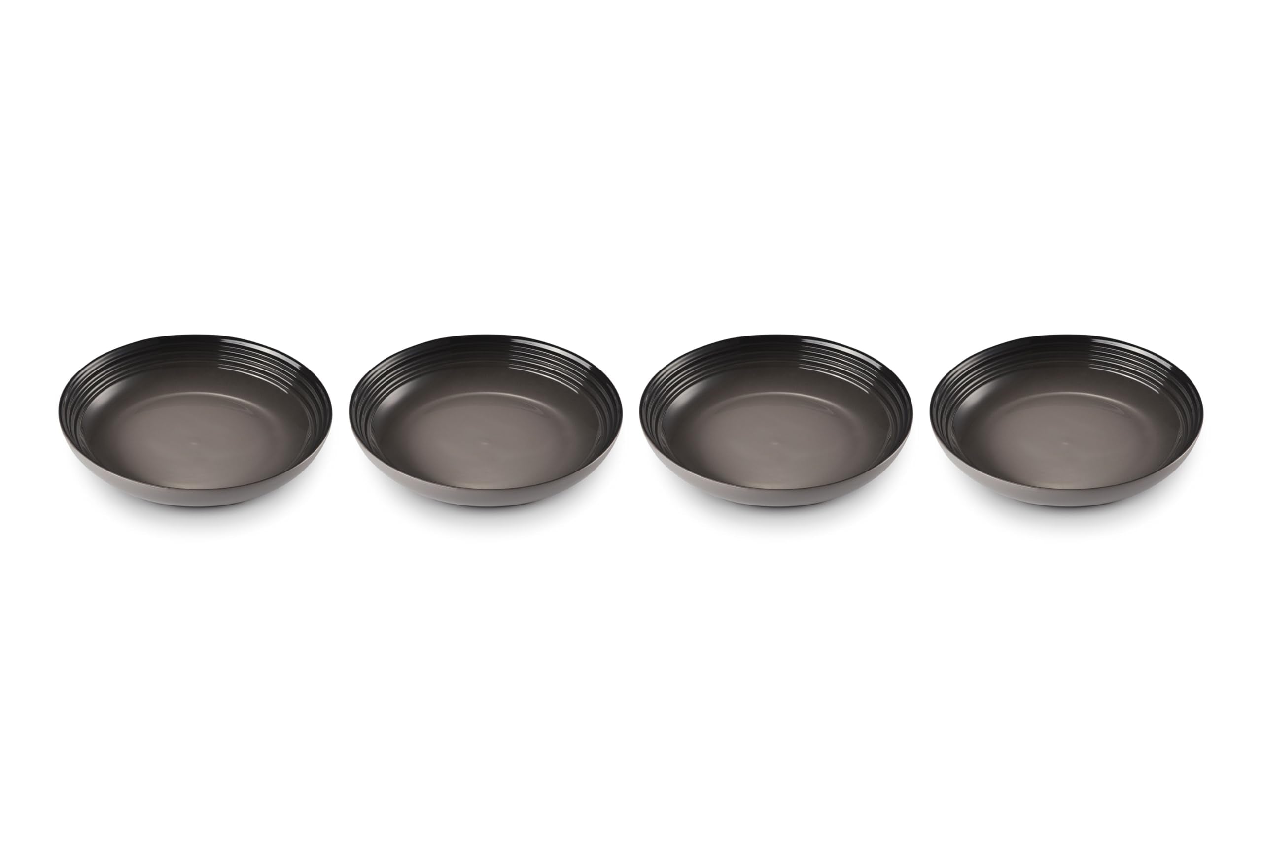 Le Creuset tazones para pasta en color marfil ideales para servir platos calientes.
