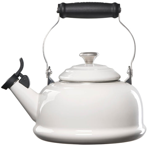 Tetera Le Creuset con cuerpo esmaltado blanco, resistente a manchas y corrosión.