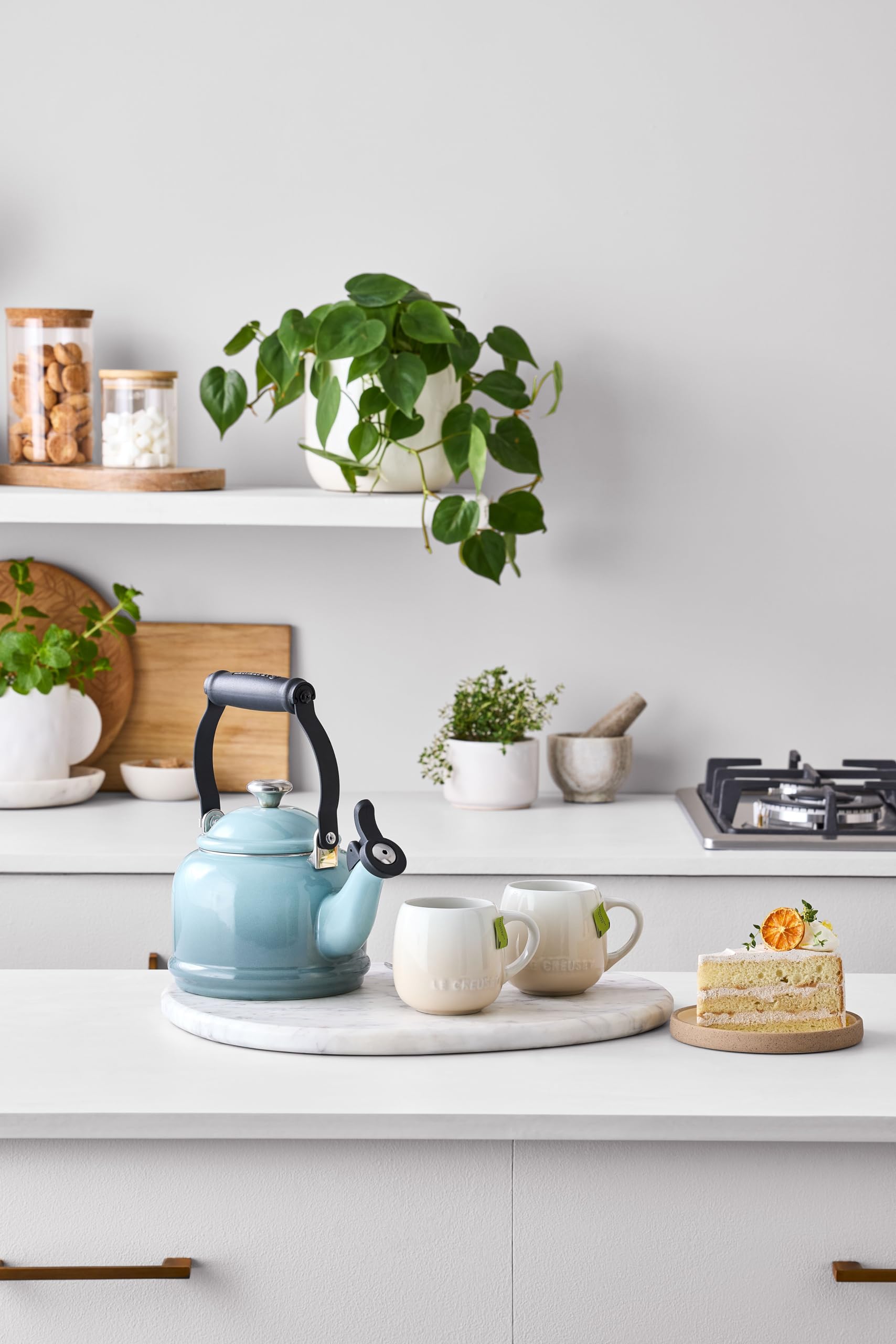 LeCreuset base ligera para calentamiento eficiente y manejo cómodo.