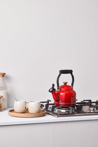 Le Creuset tetera demi con pomo y asa en cartouche, toque distintivo.