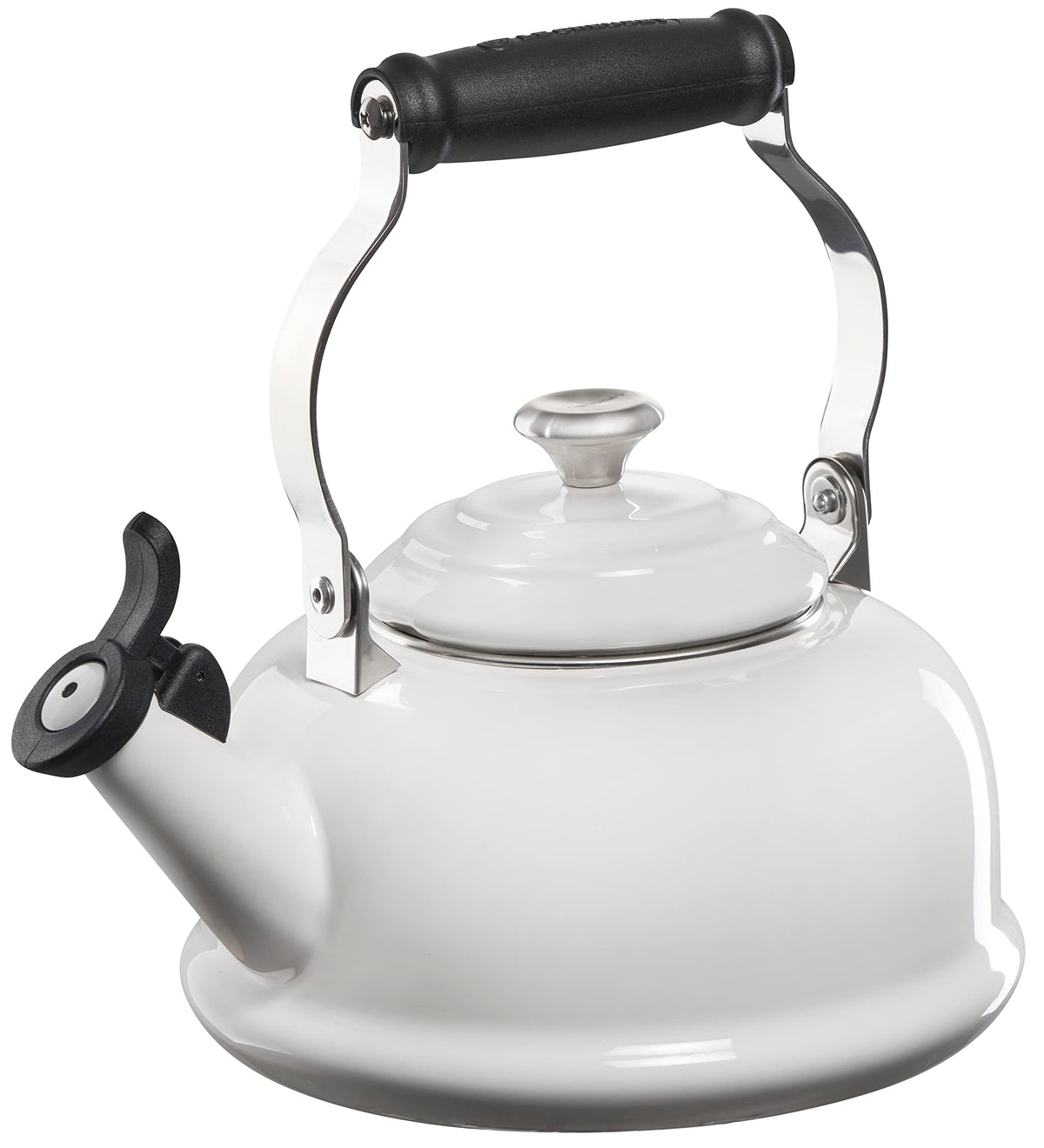Tetera Le Creuset esmaltada en acero blanco, superficie no reactiva y fácil de limpiar.