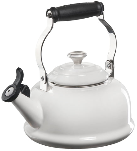 Tetera Le Creuset esmaltada en acero blanco, superficie no reactiva y fácil de limpiar.