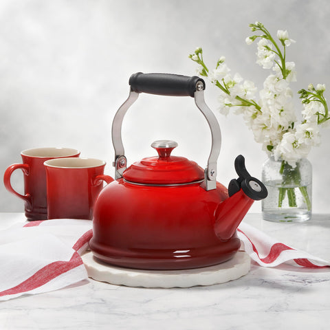 Le Creuset tetera Oyster, enfoque en el acabado resistente para limpieza rápida.