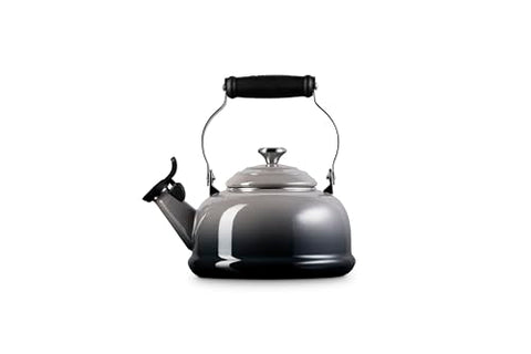 Le Creuset tetera Oyster, enfoque en el cuerpo esmaltado para limpieza fácil.