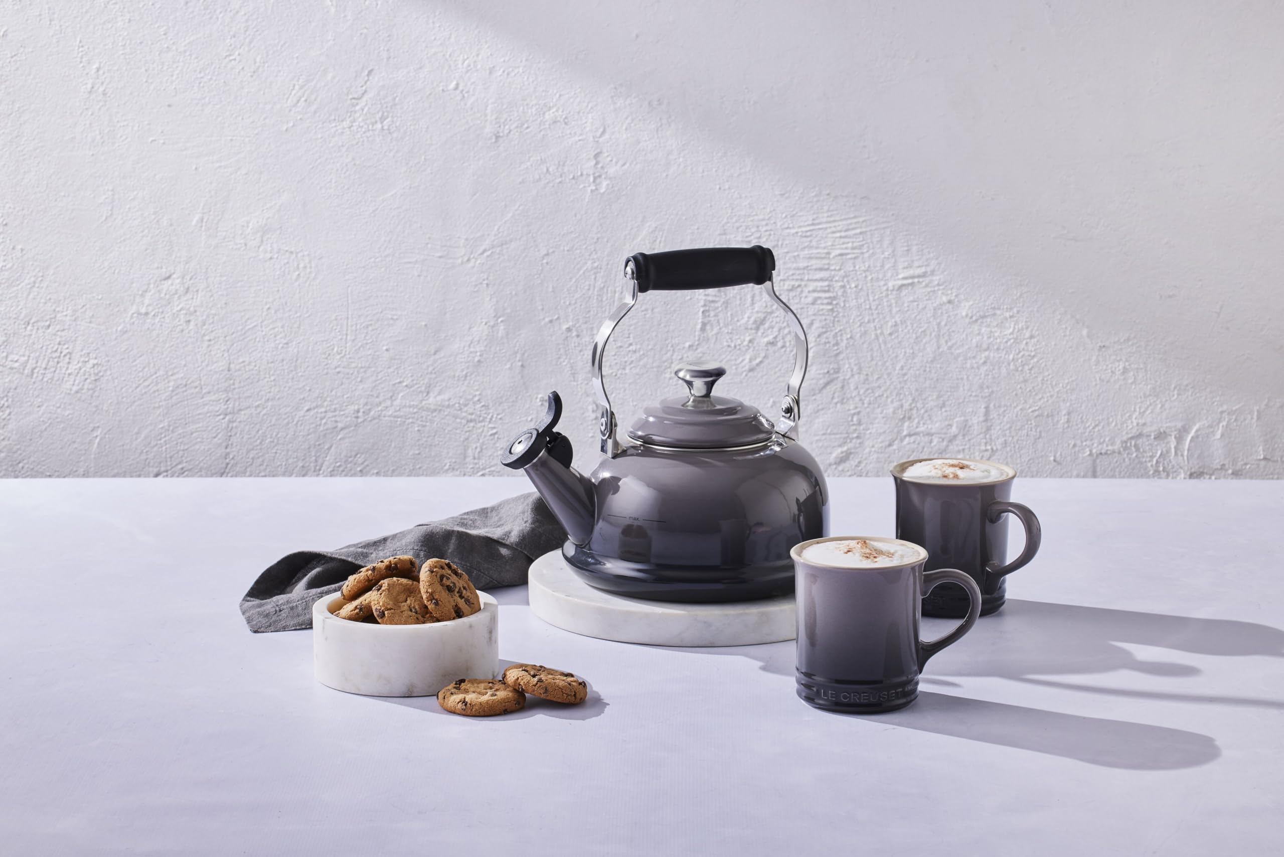 Le Creuset tetera Oyster, enfoque en las marcas interiores mínimo y máximo para llenar con precisión.