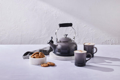 Le Creuset tetera Oyster, enfoque en las marcas interiores mínimo y máximo para llenar con precisión.
