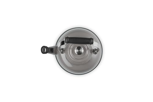 Le Creuset tetera Oyster, enfoque en la perilla de acero con grabado para manejo seguro.