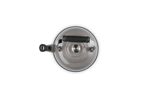 Le Creuset tetera Oyster, enfoque en la perilla de acero con grabado para manejo seguro.