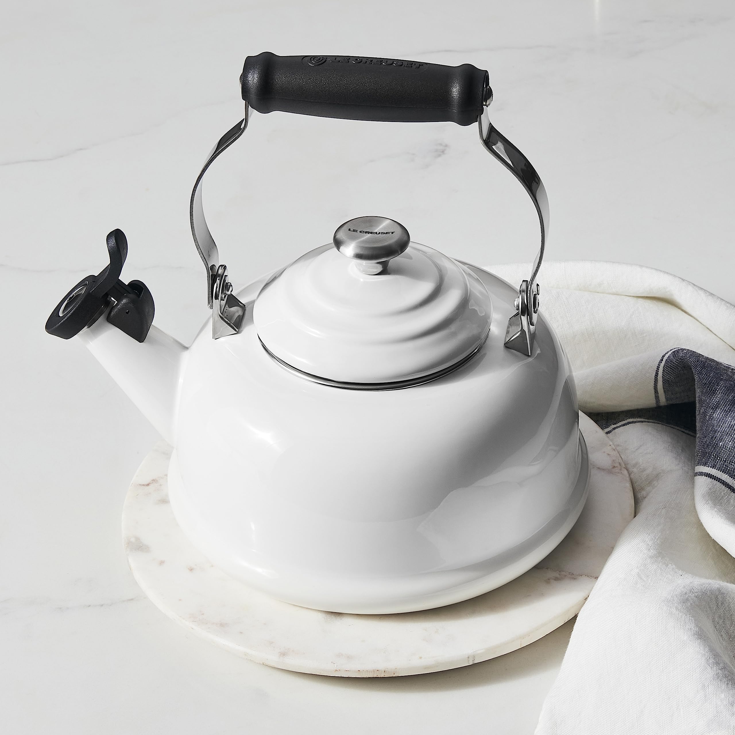 Tetera Le Creuset con marcas de llenado mínimo y máximo para medir.