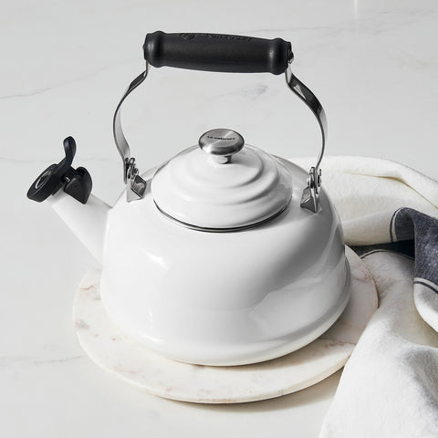 Tetera Le Creuset con marcas de llenado mínimo y máximo para medir.