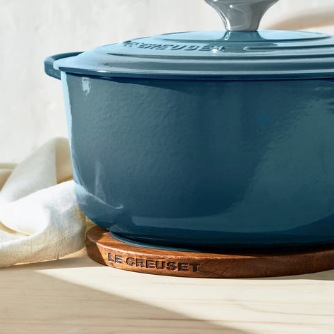 Le Creuset trivet muestra madera de acacia de grano largo, acabado natural.