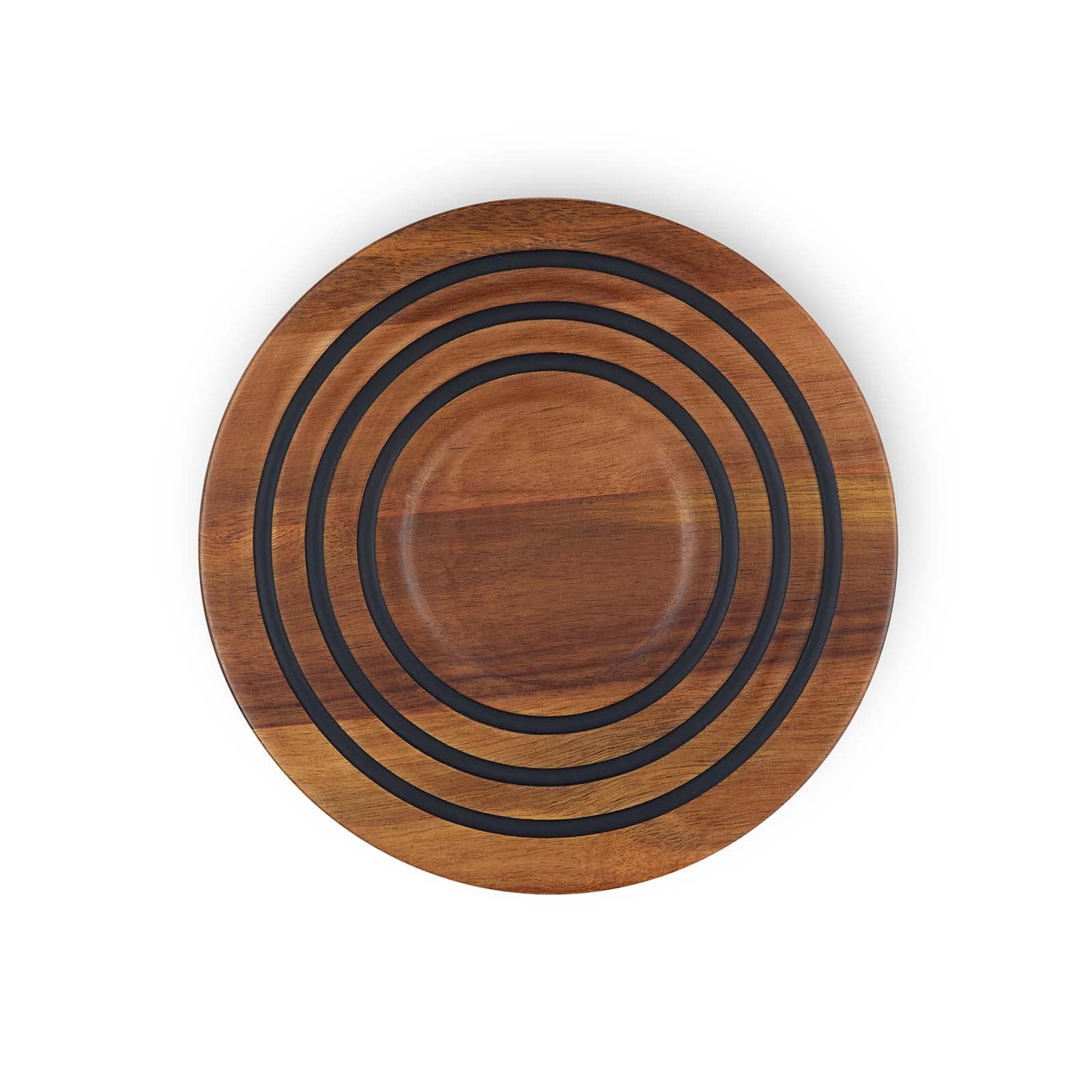 Le Creuset trivet magnético de madera de acacia en uso para servir.