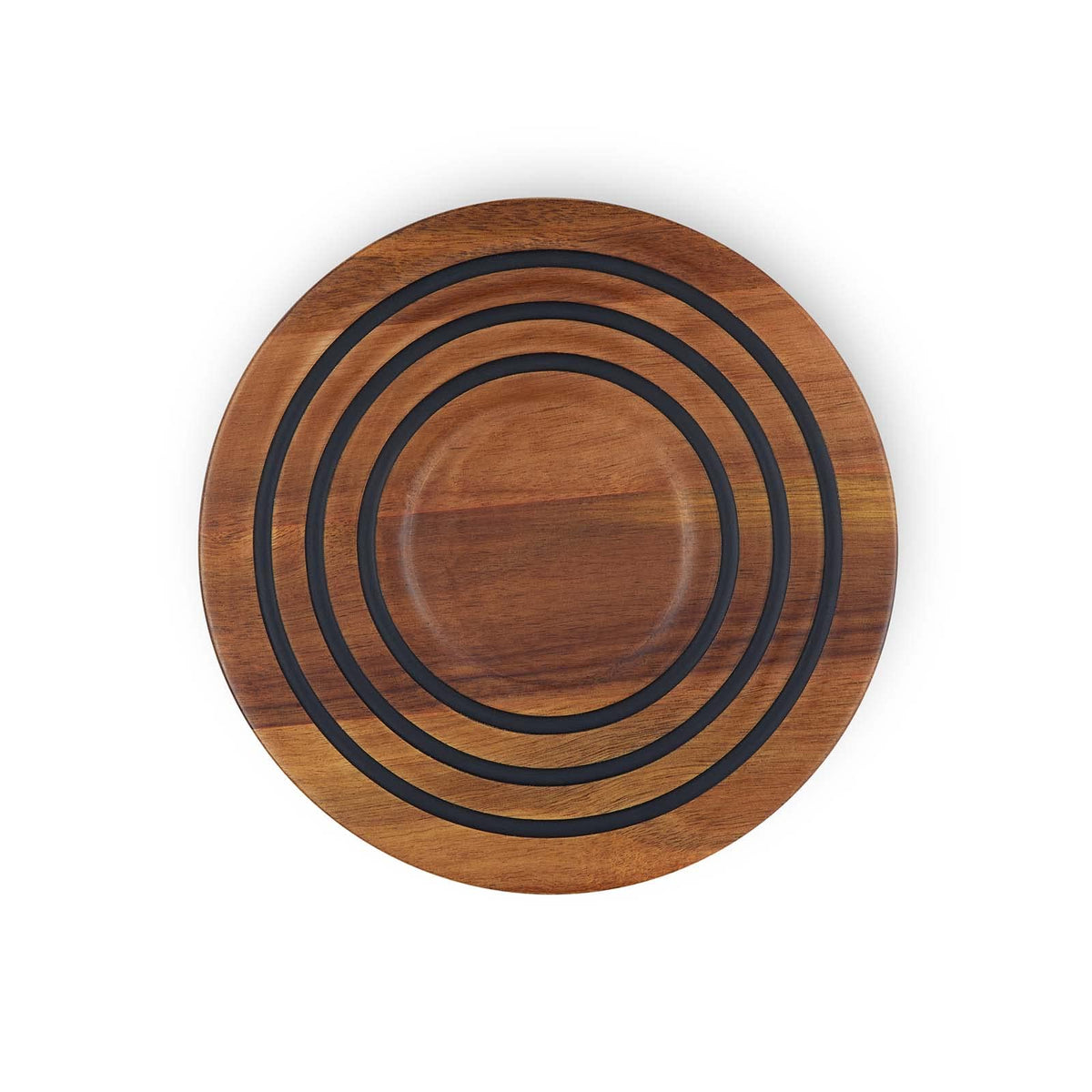 Le Creuset trivet magnético de madera de acacia en uso para servir.