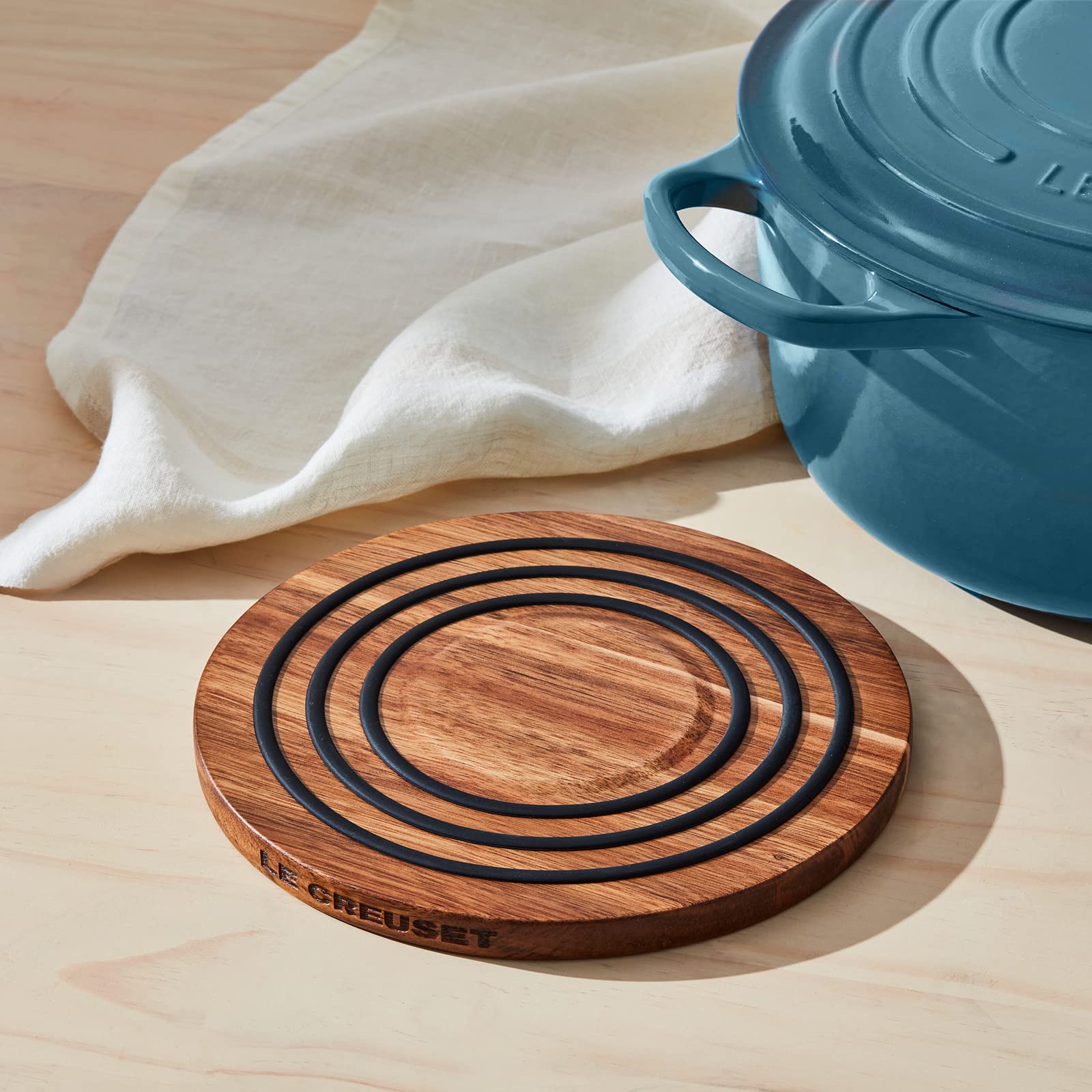 Le Creuset trivet facilita pasar ollas del horno a la mesa.