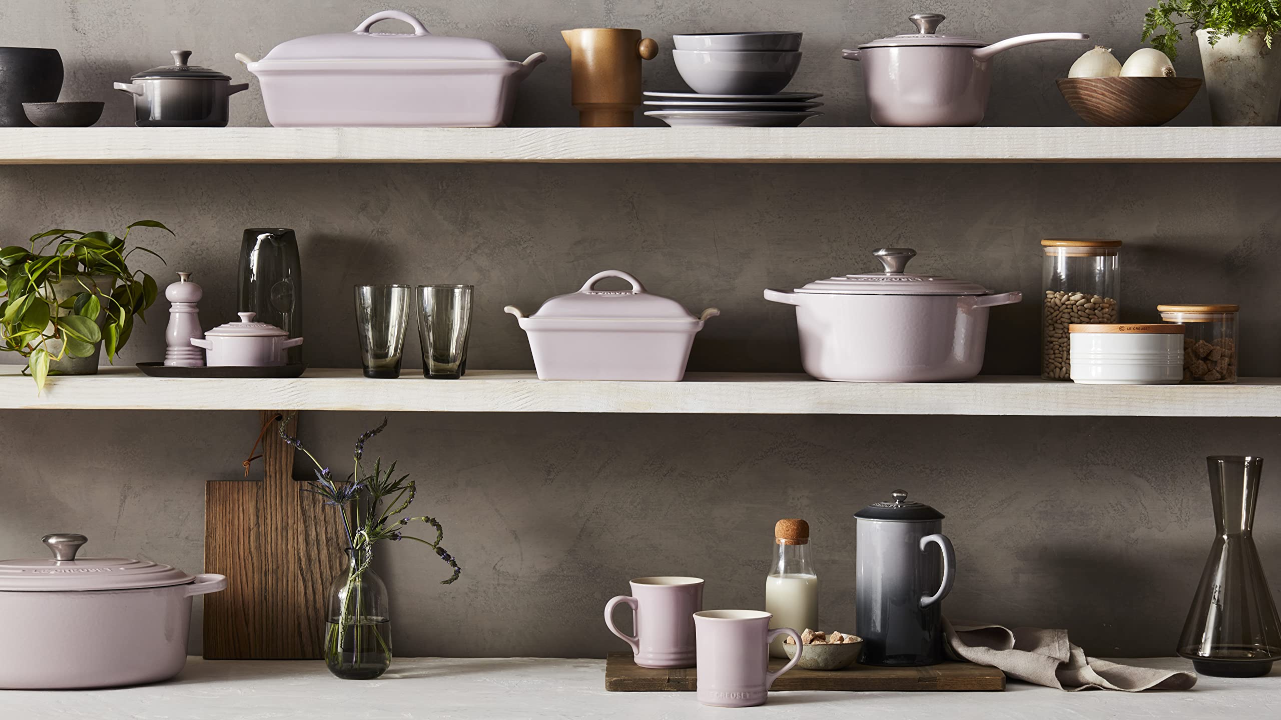 Le Creuset Trivet de silicona 8 pulgadas protege mesas y facilita manejo de ollas calientes.