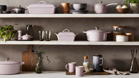 Le Creuset Trivet de silicona 8 pulgadas protege mesas y facilita manejo de ollas calientes.