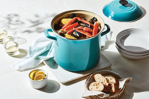 Uso diario: olla Le Creuset en oliva para sopas y caldos caseros.
