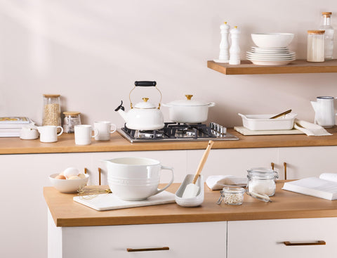Le Creuset uso diario en la cocina, ideal para batir y verter.