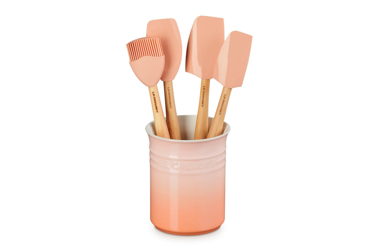 Le Creuset utensilios de silicona coloridos en soporte de piedra, ideales para cocinar sin rayar ollas.