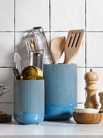 LE TAUCI detalle acabado azul glaseado, cerámica resistente para uso diario en la cocina.