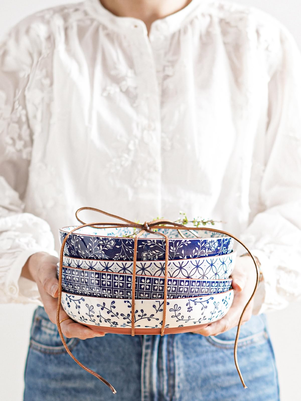 LE TAUCI diseño artesanal con borde rojo ladrillo en azul, regalo ideal