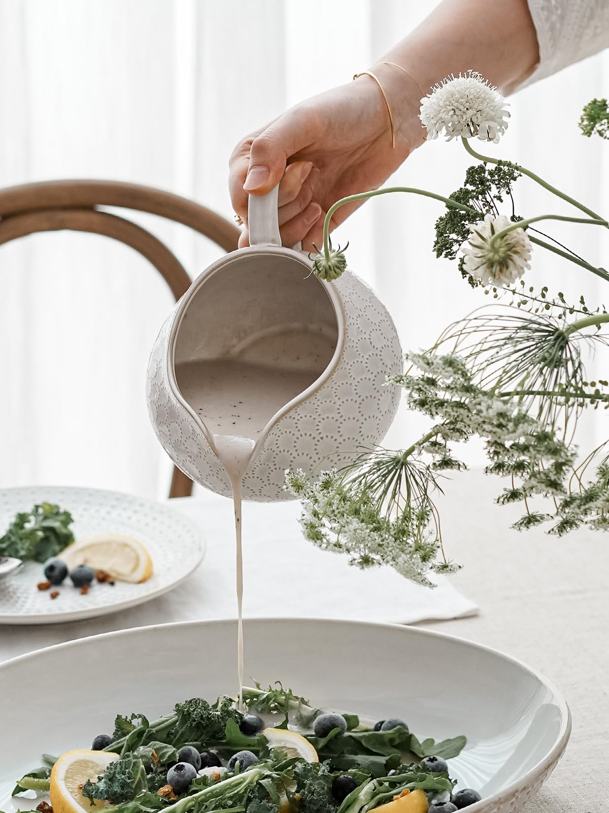 Jarra LE TAUCI embossada en blanco ártico para mesa elegante