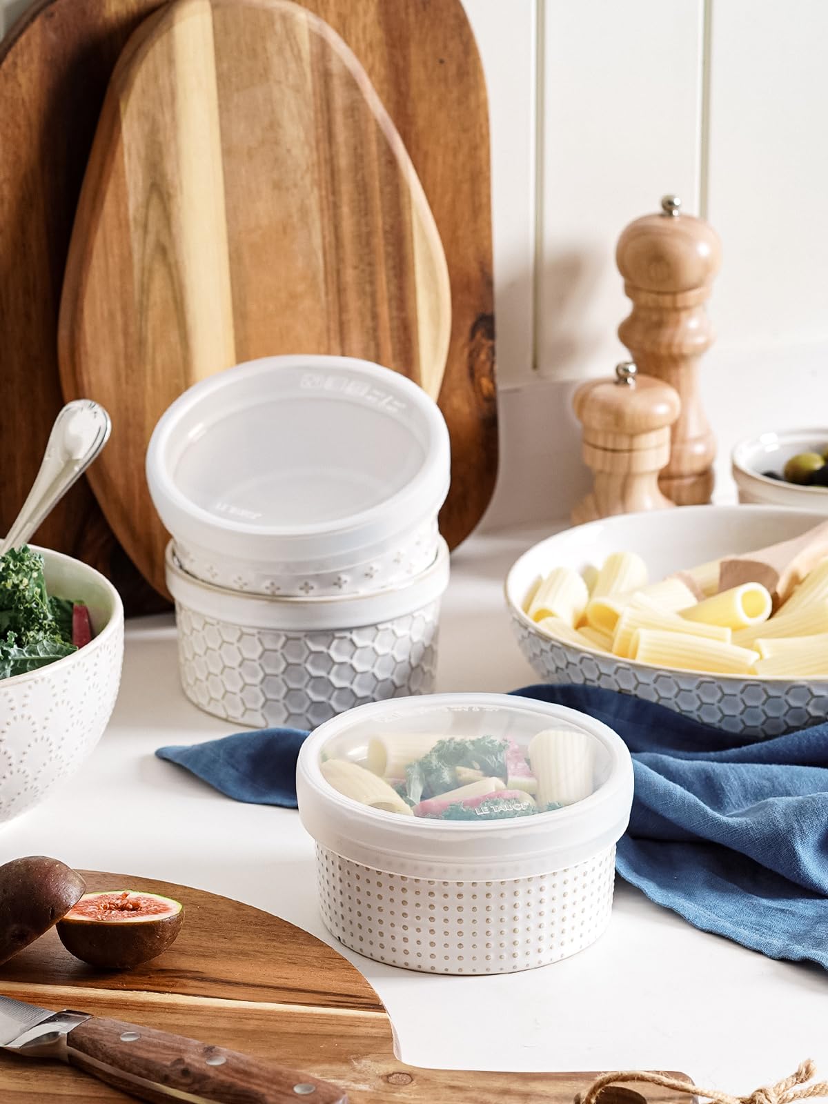 Ramequín LE TAUCI con diseño embossado blanco para servir postres con estilo.