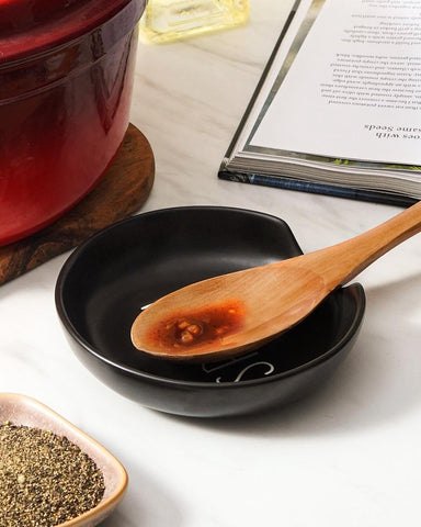 LE TAUCI reposacucharas negro mate, combina con cocinas modernas.
