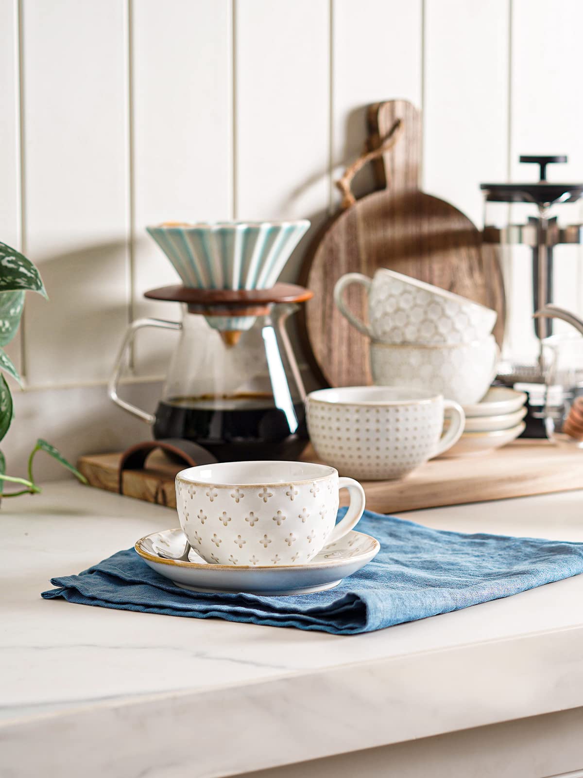 Le Tauci tazas cappuccino con relieve exterior para un estilo rústico.