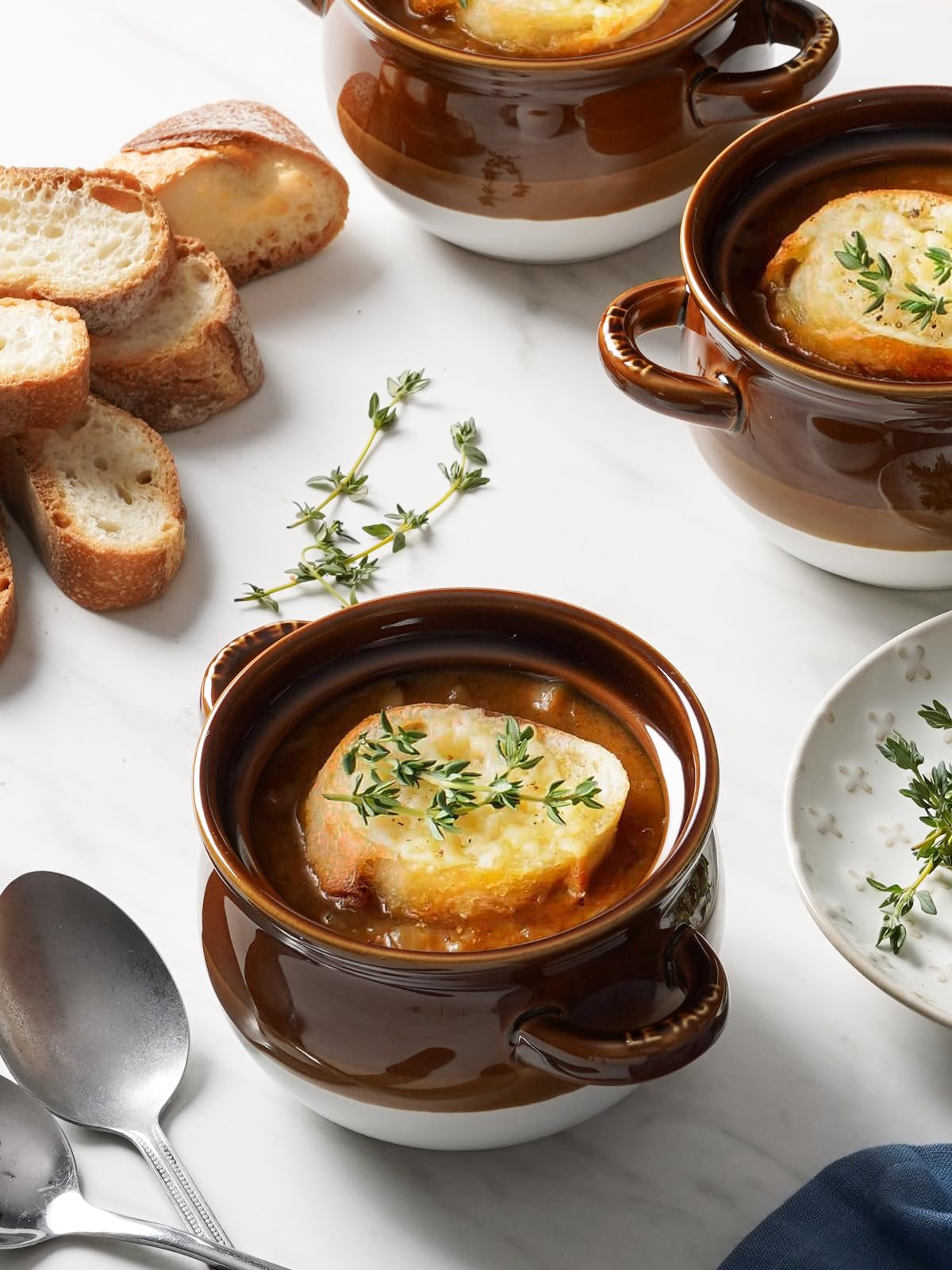 LE TAUCI tazones con mango doble, ofrecen agarre seguro y cómodo al sacar del horno.