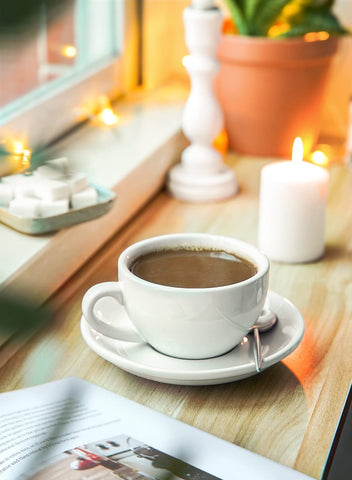 Taza LE TAUCI con peso de 340 g, sensación sustancial al sostener.