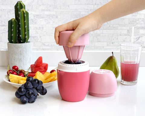 Tapa de sujeción firme mantiene la fruta estable durante el exprimido.