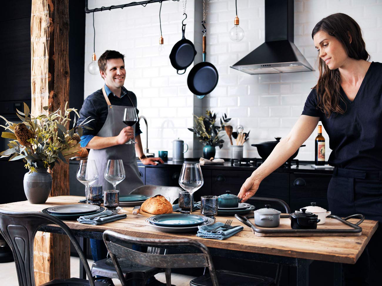 Le Creuset cortador de cápsula acabado níquel negro elegante.