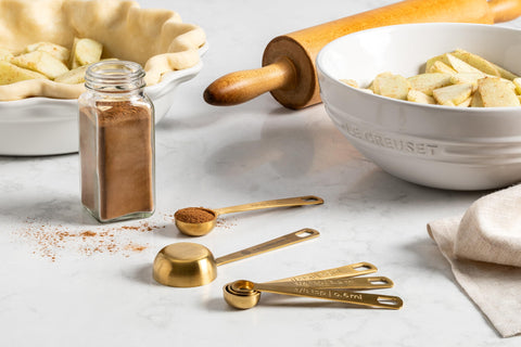 Le Creuset cucharas medidoras oro, tallas variadas para transferir ingredientes.