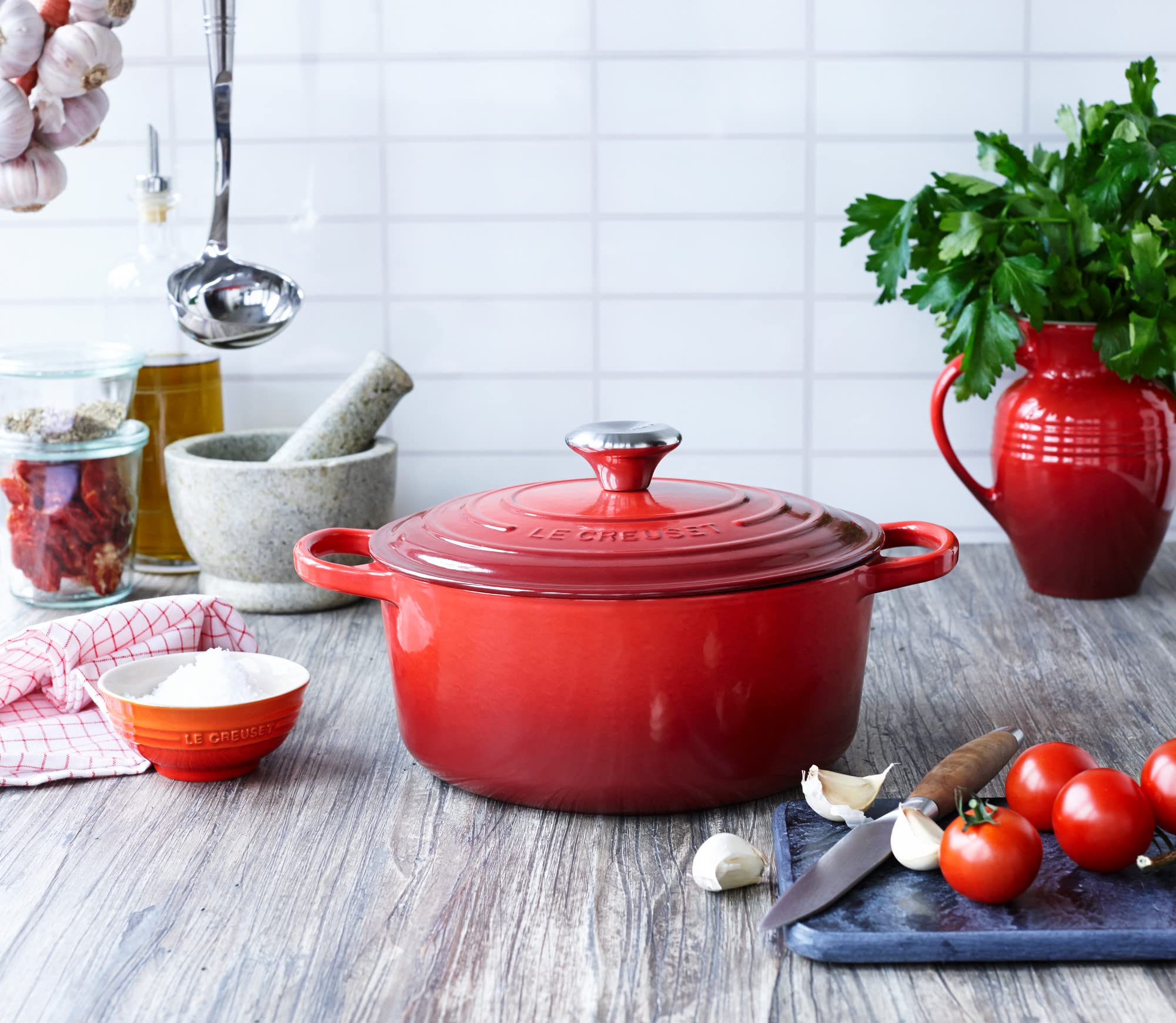 Le Creuset olla cerise en cocina, perfecta para guisos y recetas.