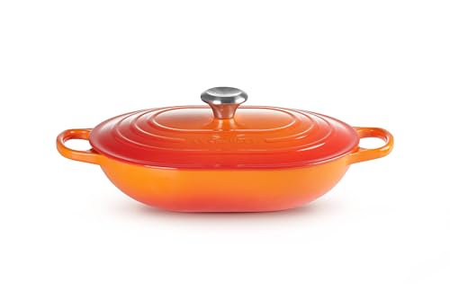 Le Creuset Signature Cazuela oval enamelada apta para horno hasta 500 °F.