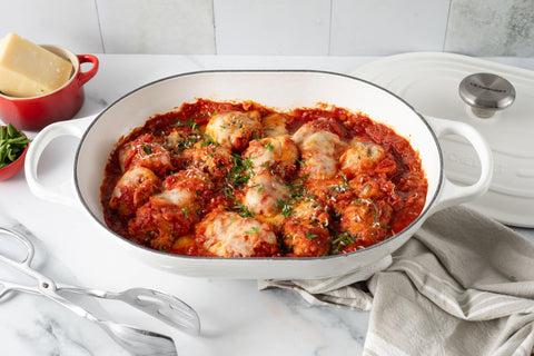 Le Creuset Signature Cazuela oval enamelada ofrece distribución uniforme del calor.
