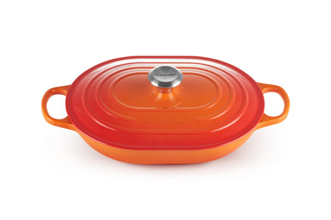Le Creuset Signature Cazuela oval enamelada con tapa mantiene calor de forma estable.