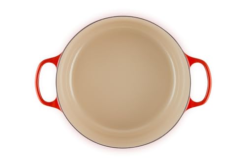 Le Creuset tapa cerise con cierre hermético para retener sabor.