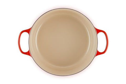 Le Creuset tapa cerise con cierre hermético para retener sabor.