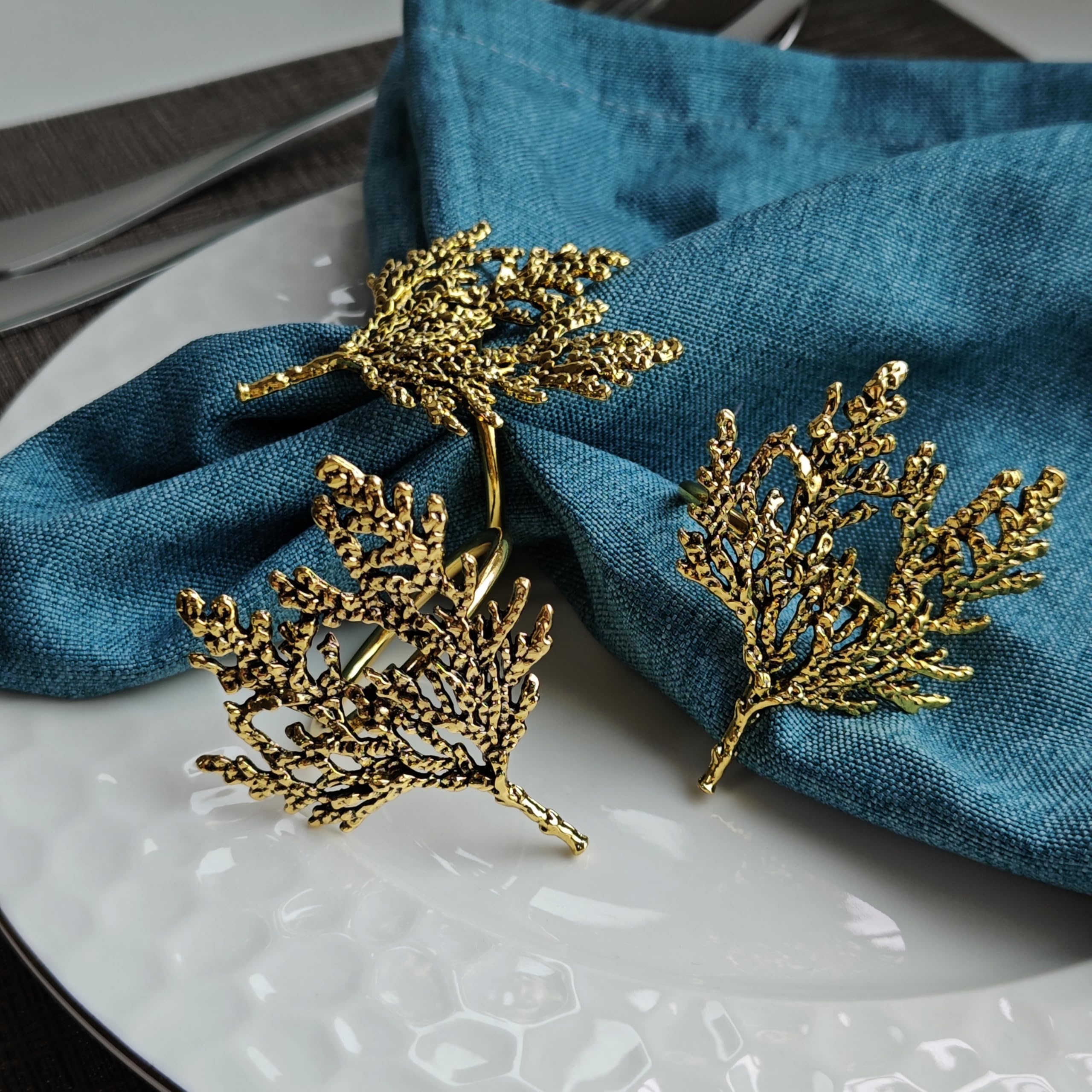 Lecrfung aro dorado para servilletas, diseño ramificado ideal para cenas formales.