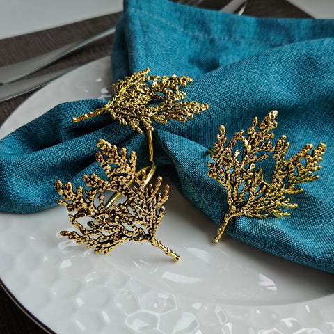 Lecrfung aro dorado para servilletas, diseño ramificado ideal para cenas formales.