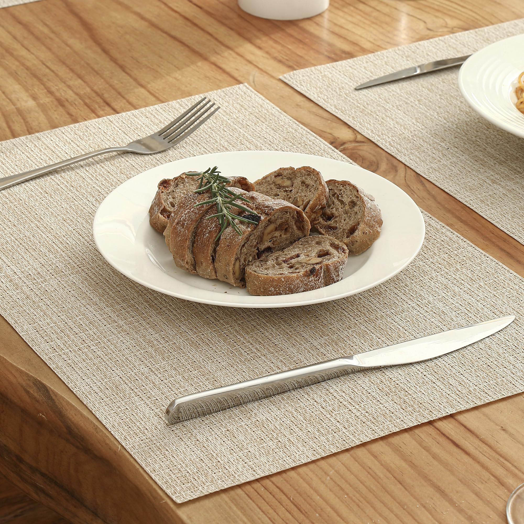 Leetaltree mantel beige apto para uso en hoteles y restaurantes.