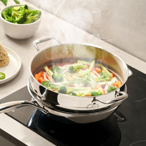 Wok LEGEND COOKWARE apto para inducción, fácil de usar en cocinas modernas.