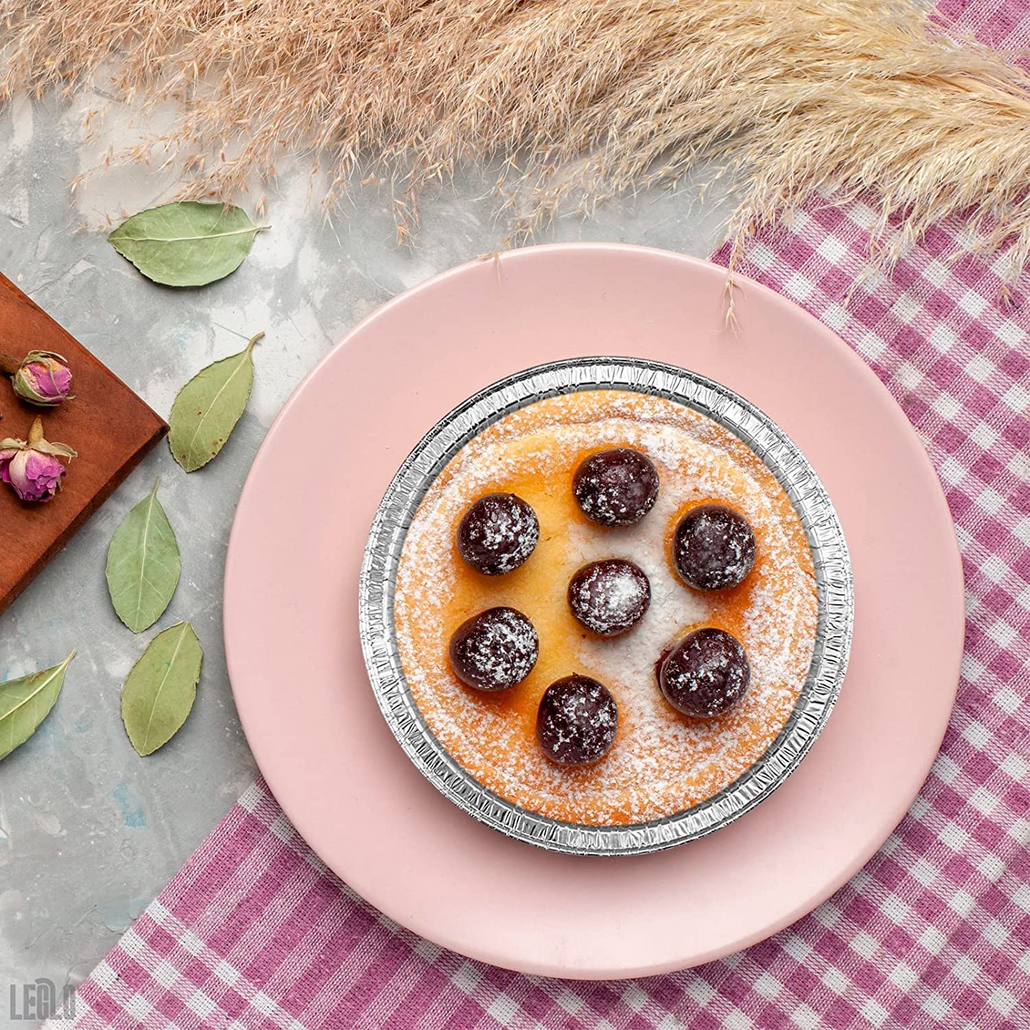 LEGLO almacenamiento compacto para moldes mini tartas en cocinas pequeñas.
