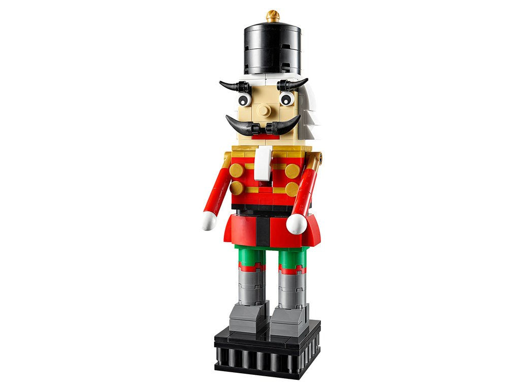 LEGO El Cascanueces 40254, detalle dorado que resalta en la decoración festiva.