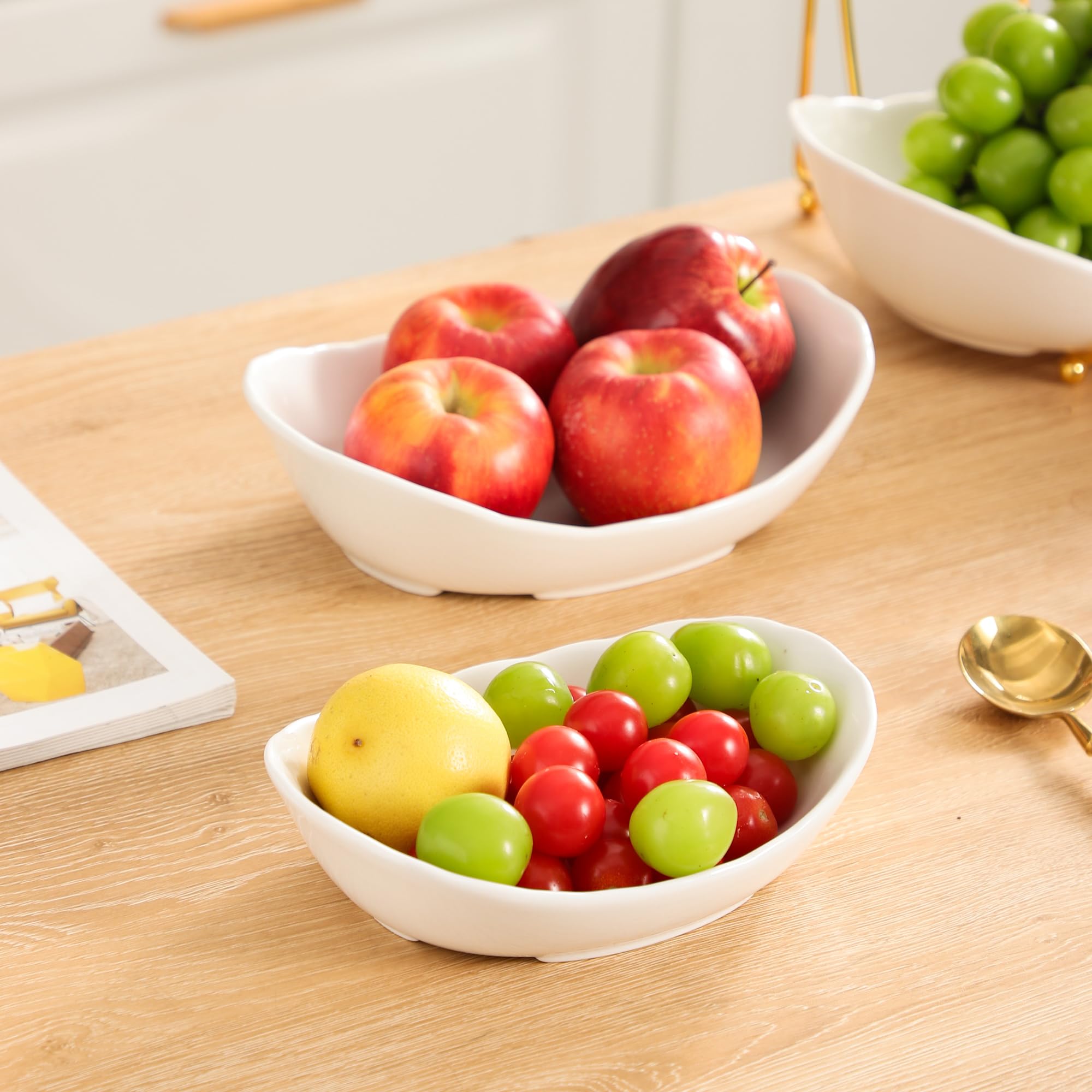 Combinación de cerámica blanca y metal dorado para comedor moderno.