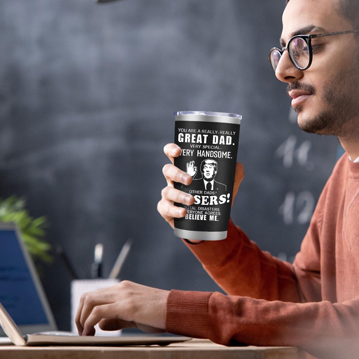 Vaso LEIOH 20 onzas negro diseñado para caber en portavasos.