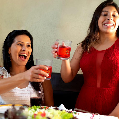 Vasos LemonRoad versátiles para jugos y bebidas, ideales para reuniones.